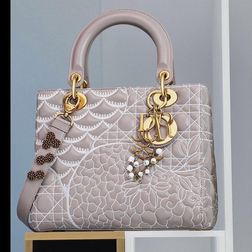 Bolso gris diseñado por David Wiseman de la colección 'Lady Dior Art' de la firma de lujo Dior