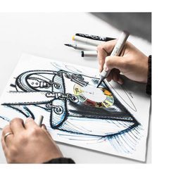 Maria Grazia Chiuri diseñando el bolso 'wheel of fortune' de Dior