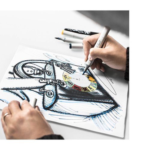Maria Grazia Chiuri diseñando el bolso 'wheel of fortune' de Dior