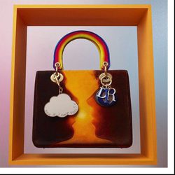 Bolso en tonos cálidos diseñado por Friedrich Kunath de la colección 'Lady Dior Art' de Dior