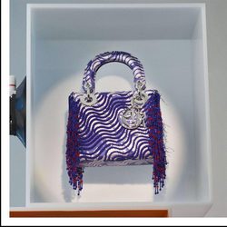 Bolso morado diseñado por Jamilla Okubo de la colección 'Lady Dior Art' de Dior