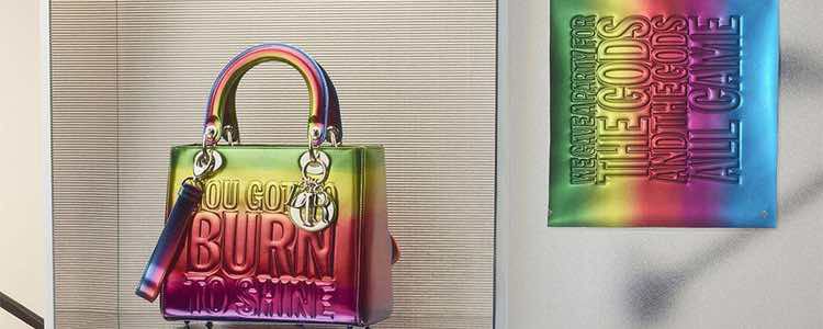 Bolso inspirado en el arcoíris de John Giorno de la colección 'Lady Dior Art' de Dior