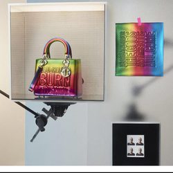 Bolso inspirado en el arcoíris de John Giorno de la colección 'Lady Dior Art' de Dior