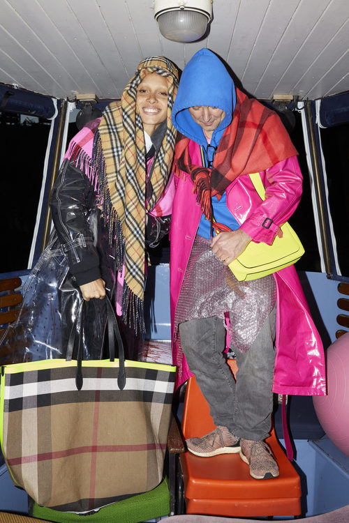 Adwoa Aboah  y Juerguen Teller colaborando en las imágenes de Burberry para 2018