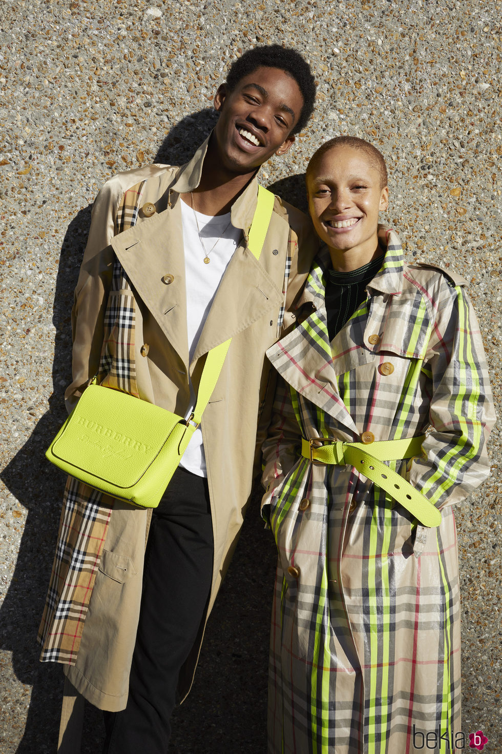 Adwoa Aboah  y Juerguen Teller con gabardina en la colección 2018 para Burberry