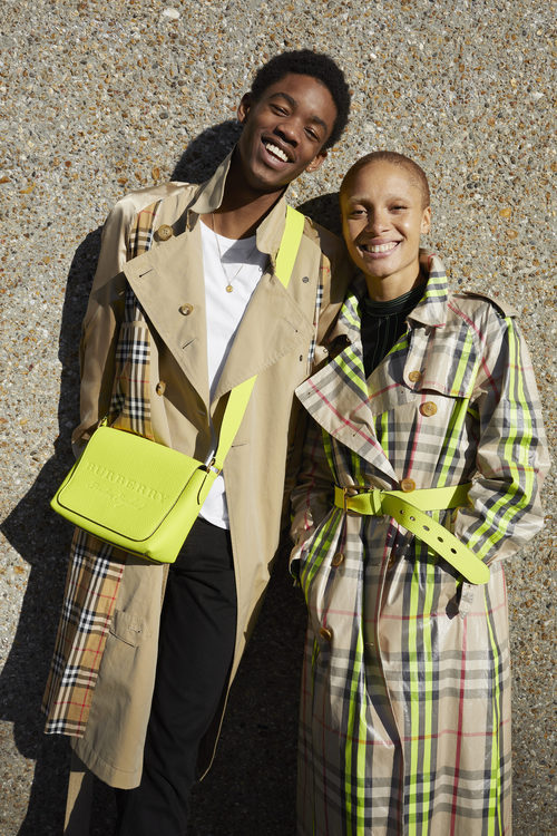 Adwoa Aboah  y Juerguen Teller con gabardina en la colección 2018 para Burberry