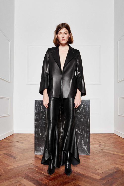 Traje de chaqueta de color negro de Uterqüe colección 'Atelier 2017'
