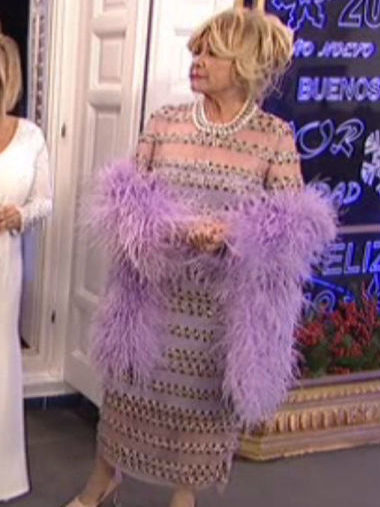 Mila Ximénez da las Campanadas de Mediaset con un vestido malva de Juan Duyos