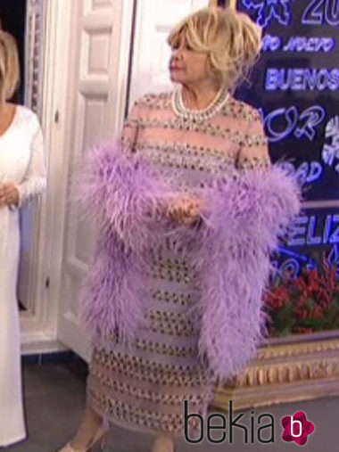 Mila Ximénez da las Campanadas de Mediaset con un vestido malva de Juan Duyos