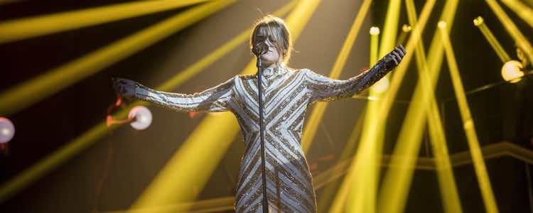 Amaia de 'Operación Triunfo 2017' interpretando 'Shake it out' con un vestido de lentejuelas