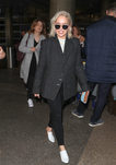 El look urbano de Emilia Clarke para viajar
