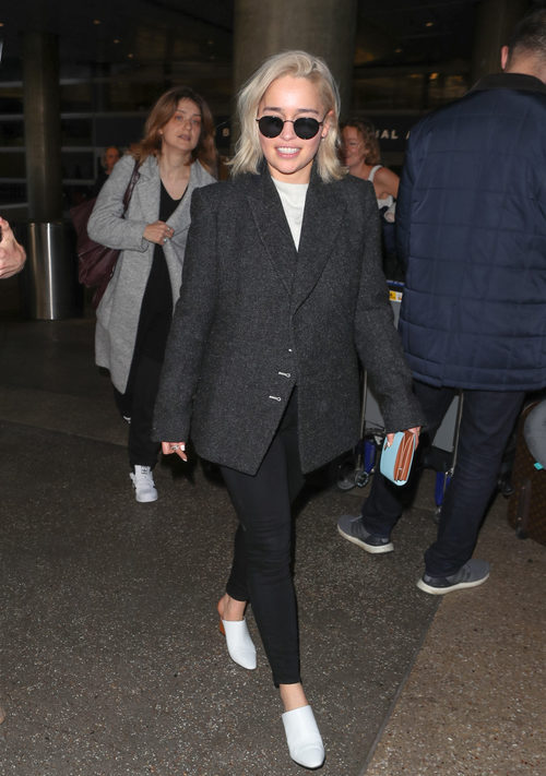 El look urbano de Emilia Clarke para viajar