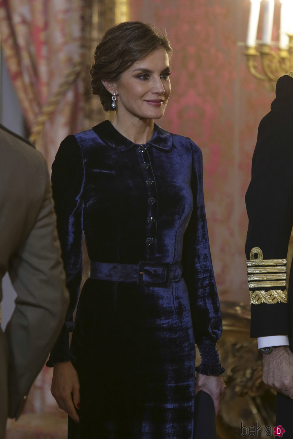 La Reina Letizia con un traje de terciopelo en la Pascua Militar 2018