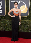 Allison Williams vestida de Armani Privé en los Globos de Oro 2018