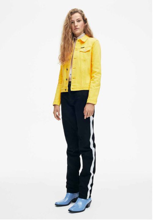 Chaqueta amarilla y pantalones negros de Calvin Klein de la colección primavera jeans 2018