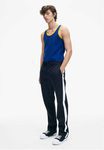 Camiseta de tirantes y pantalones negros de Calvin Klein de la colección primavera jeans 2018