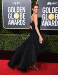 Heidi Klum con vestido negro de Ashi Studio en los Globos de Oro 2018