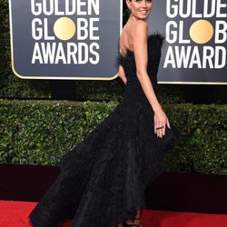 Heidi Klum con vestido negro de Ashi Studio en los Globos de Oro 2018