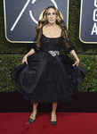 Sarah Jessica Parker con vestido negro de Dolce&Gabbana en los Globos de Oro 2018