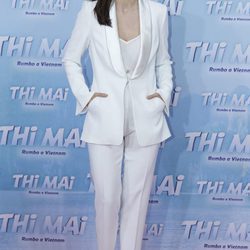 Aitana Sánchez con total look de color blanco en la premiere de 'Thi Mai' en Madrid