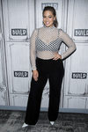 Ashley Graham con top de rejilla para hablar de la nueva temporada de 'America's Next Top Model'