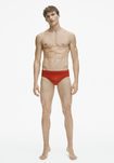 Bañador slip rojo de la colección spring 2018 de Calvin Klein