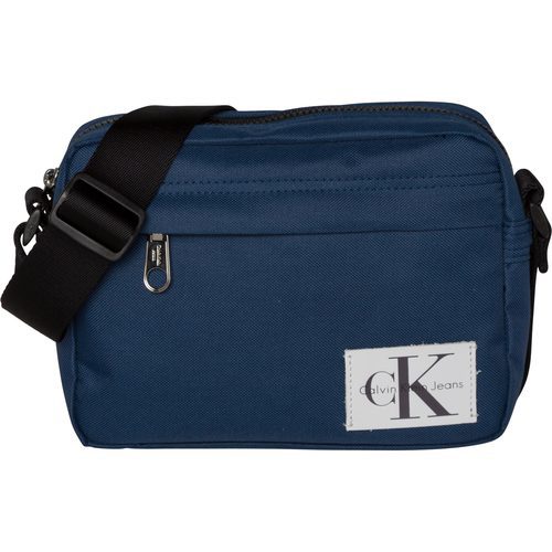 Riñonera en color azul de la colección de accesorios spring 2018 de Calvin Klein