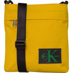 Bolso de hombre mostaza de la colección de accesorios spring 2018 de Calvin Klein