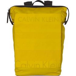 Mochila rectangular mostaza de la colección accesorios spring 2018 de Calvin Klein