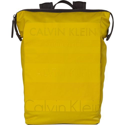 Mochila rectangular mostaza de la colección accesorios spring 2018 de Calvin Klein