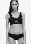 Ropa interior femenina en negra de la colección spring 2018 de Calvin Klein