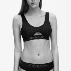 Ropa interior femenina en negra de la colección spring 2018 de Calvin Klein