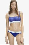 Ropa interior femenina azul de la colección spring 2018 de Calvin Klein