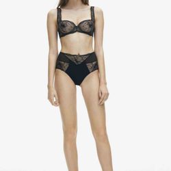 Conjunto de ropa interior femenina de encaje de la colección spring 2018 de Calvin Klein