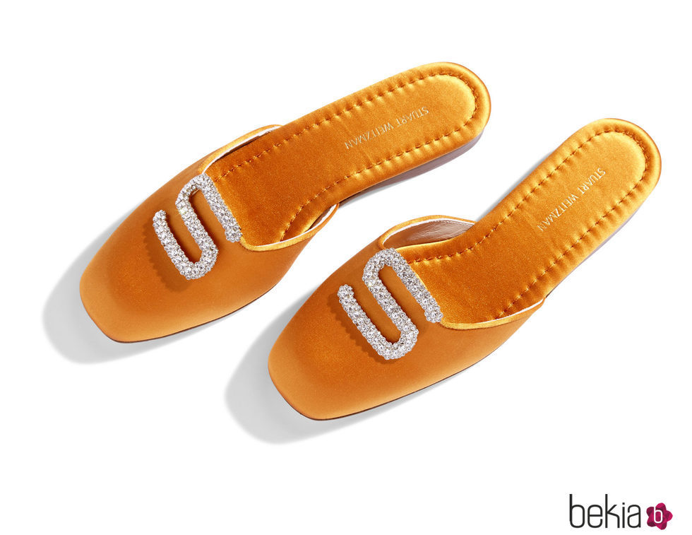 Zapato 'Muletown' en naranja mandarín de la colección personalizable de Stuart Weitzman