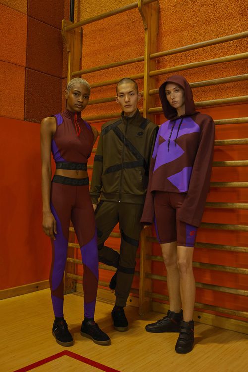 Modelos con ropa deportiva verde y morada Damir Doma/Lotto otoño/invierno 2018