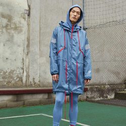 Chaqueta impermeable azul y roja de la colección Damir Doma/Lotto otoño/invierno 2018