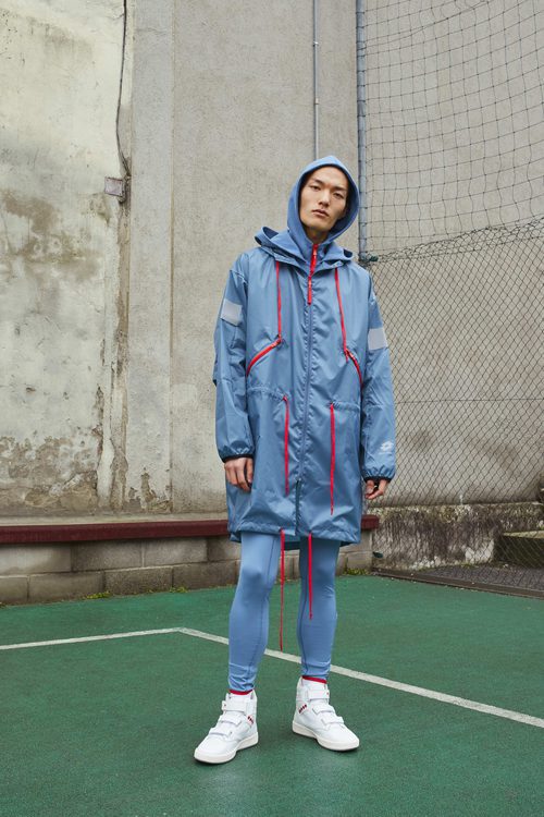 Chaqueta impermeable azul y roja de la colección Damir Doma/Lotto otoño/invierno 2018