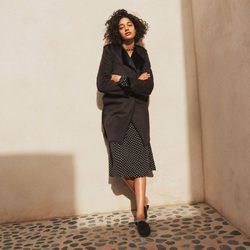 Chaqueta larga negra de la colección de H&M Resort 2018