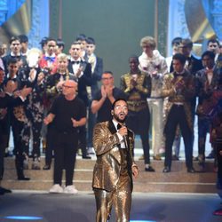 Maluma cantando en el desfile de Dolce & Gabbana en la Semana de la Moda de Milán