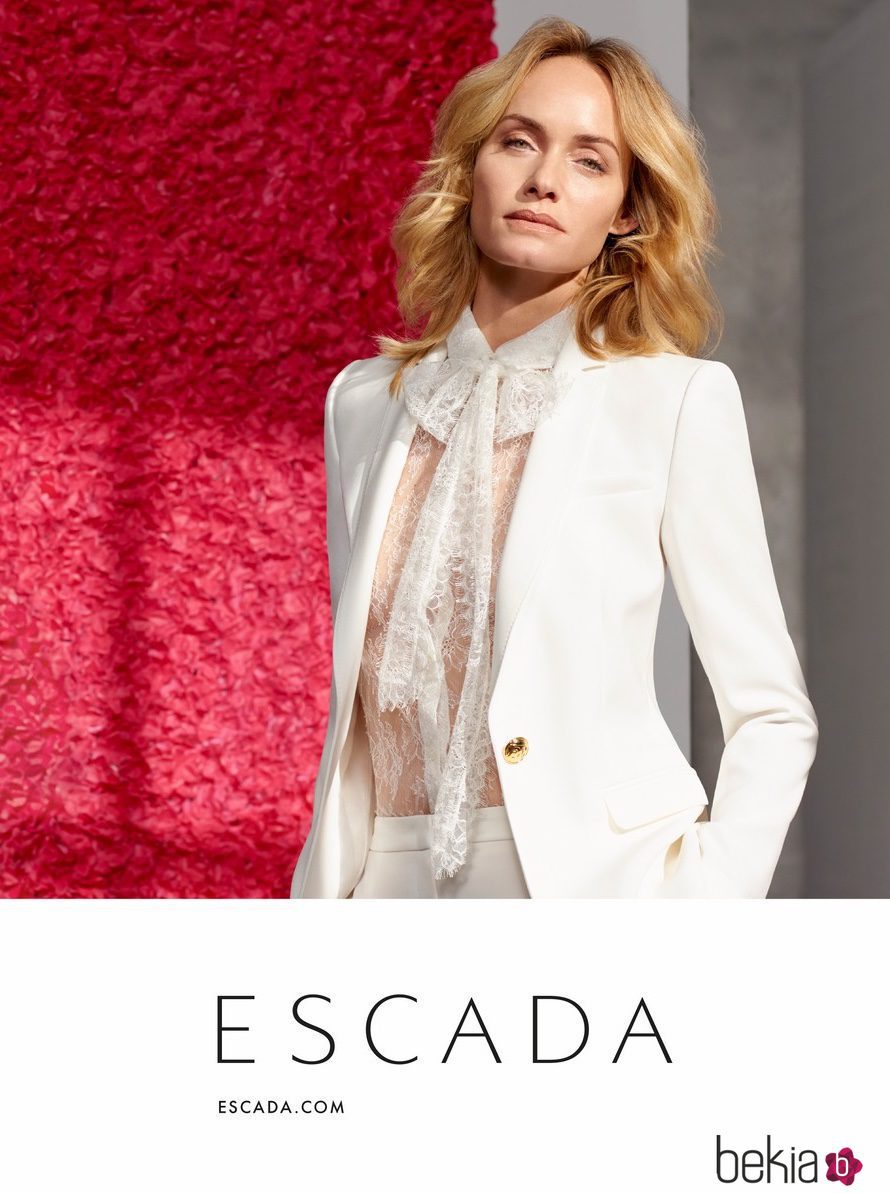 Amber Valleta con traje blanco de la colección de primavera/verano 2018 de Escada