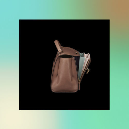 Bolso marrón con lateral abierto de la colección Pre-Spring 2018 de Salvatore Ferragamo
