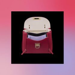 Frontal abierto del bolso rojo de la colección Pre-Spring 2018 de Salvatore Ferragamo