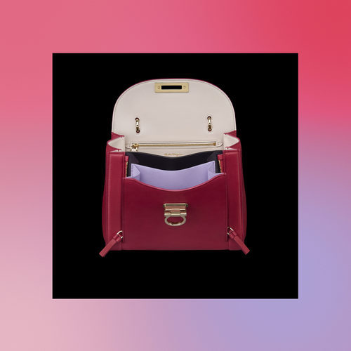 Frontal abierto del bolso rojo de la colección Pre-Spring 2018 de Salvatore Ferragamo