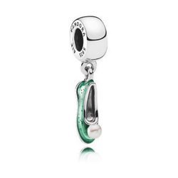 Colgante de zapato de Campanilla de la colección de 'Disney x Pandora' para San Valentín