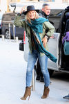 Kate Moss con un casual look a su llegada al aeropuerto de París