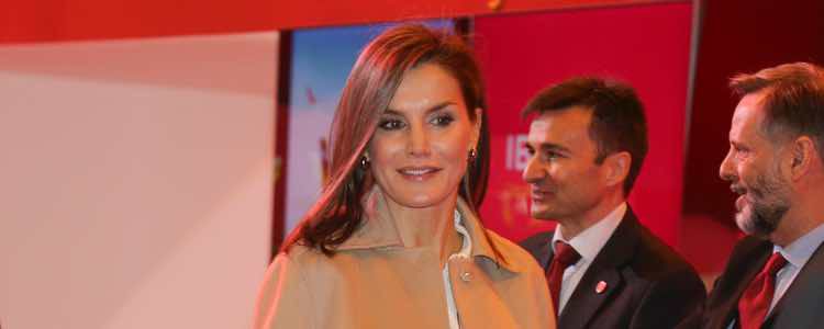 La Reina Letizia inaugurando Fitur 2018 con unos zapatos muy rockeros