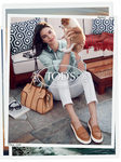 Blusa celeste y bolso marrón de la campaña primavera/verano 2018 de Tod´s protagonizada por Kendall Jenner