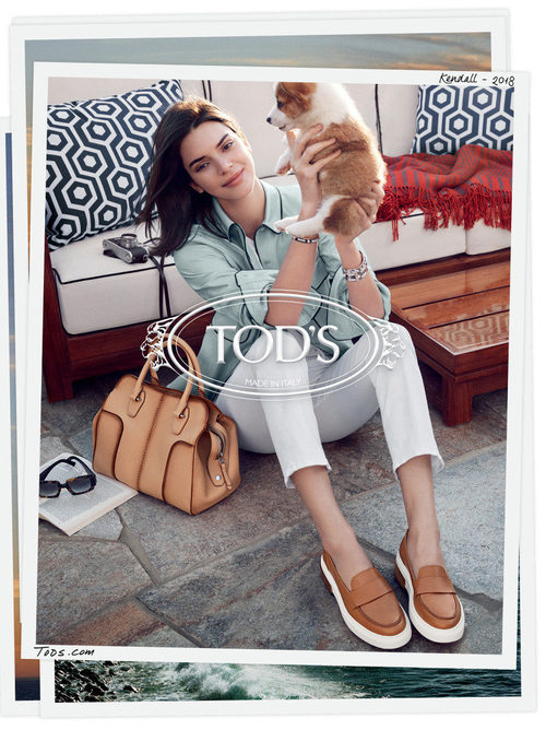 Blusa celeste y bolso marrón de la campaña primavera/verano 2018 de Tod´s protagonizada por Kendall Jenner