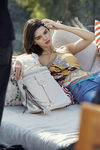 Top amarillo con estampados de la campaña primavera/verano 2018 de Tod´s protagonizada por Kendall Jenner